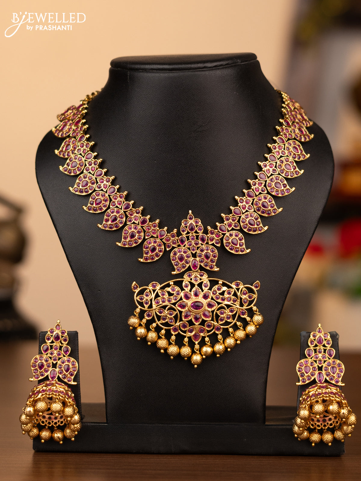 Antique necklace manga pattern with pink kemp stones and golden beads hanging