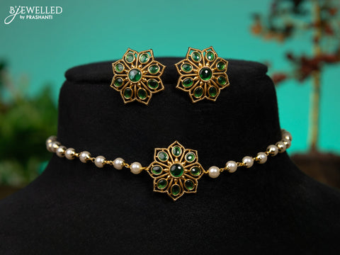 Pearl choker with emerald stones pendant