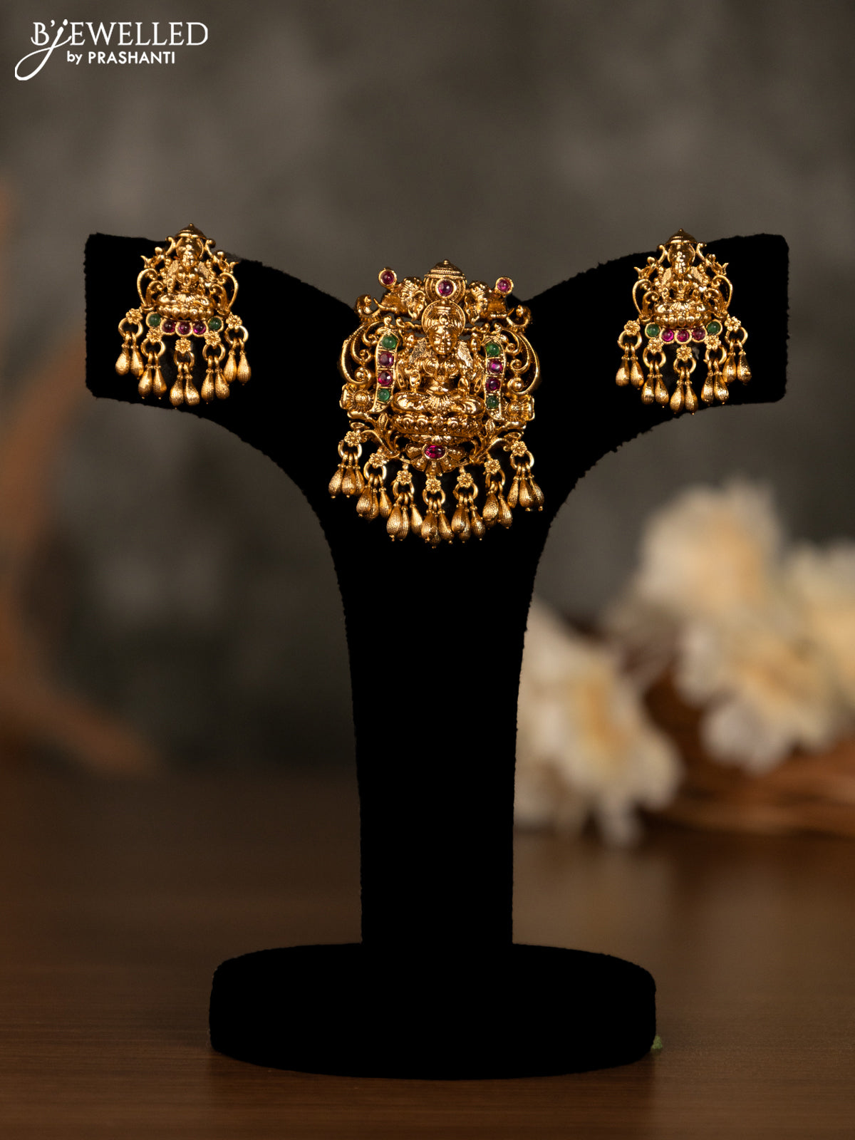 Antique pendant set lakshmi design with kemp stones and golden beads hanging